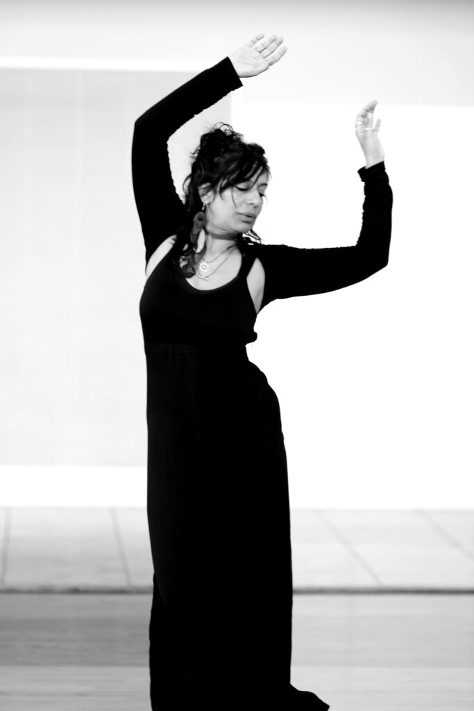 S S DANCE black white